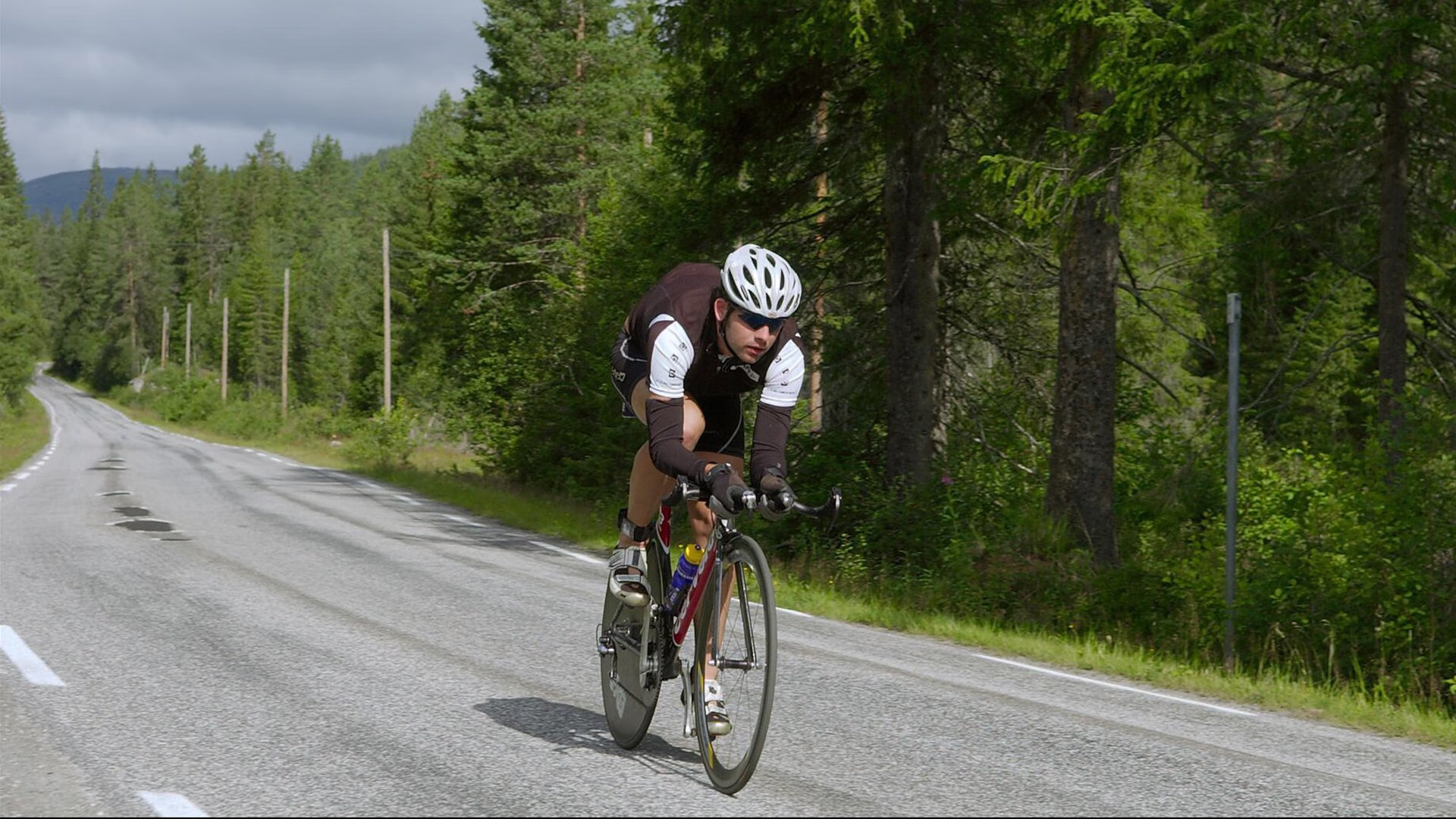 “生死瞬间：车祸现场的救援救赎故事”，车祸救人视频