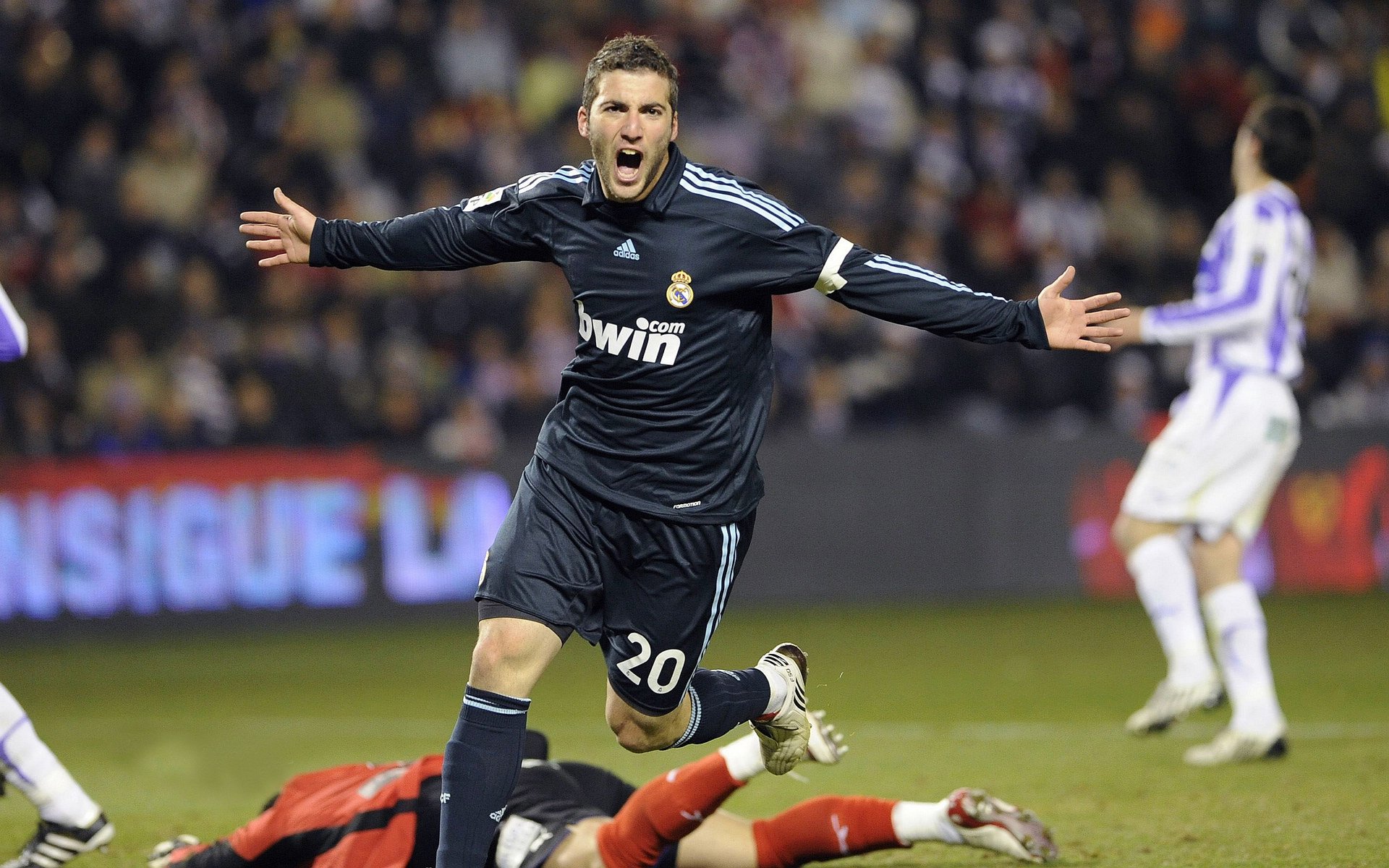 “英超豪门大比拼：争夺榜首引发关注”，英超十大豪门球队