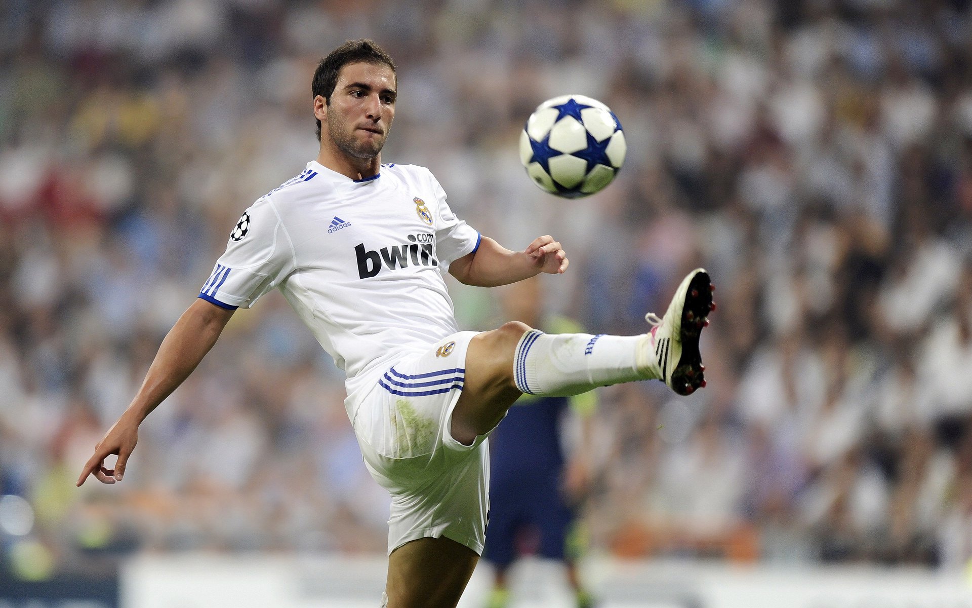 瑞士队中场罗德里格斯在巴黎奥运会上展现出强大的组织能力，罗德里格斯 委内瑞拉